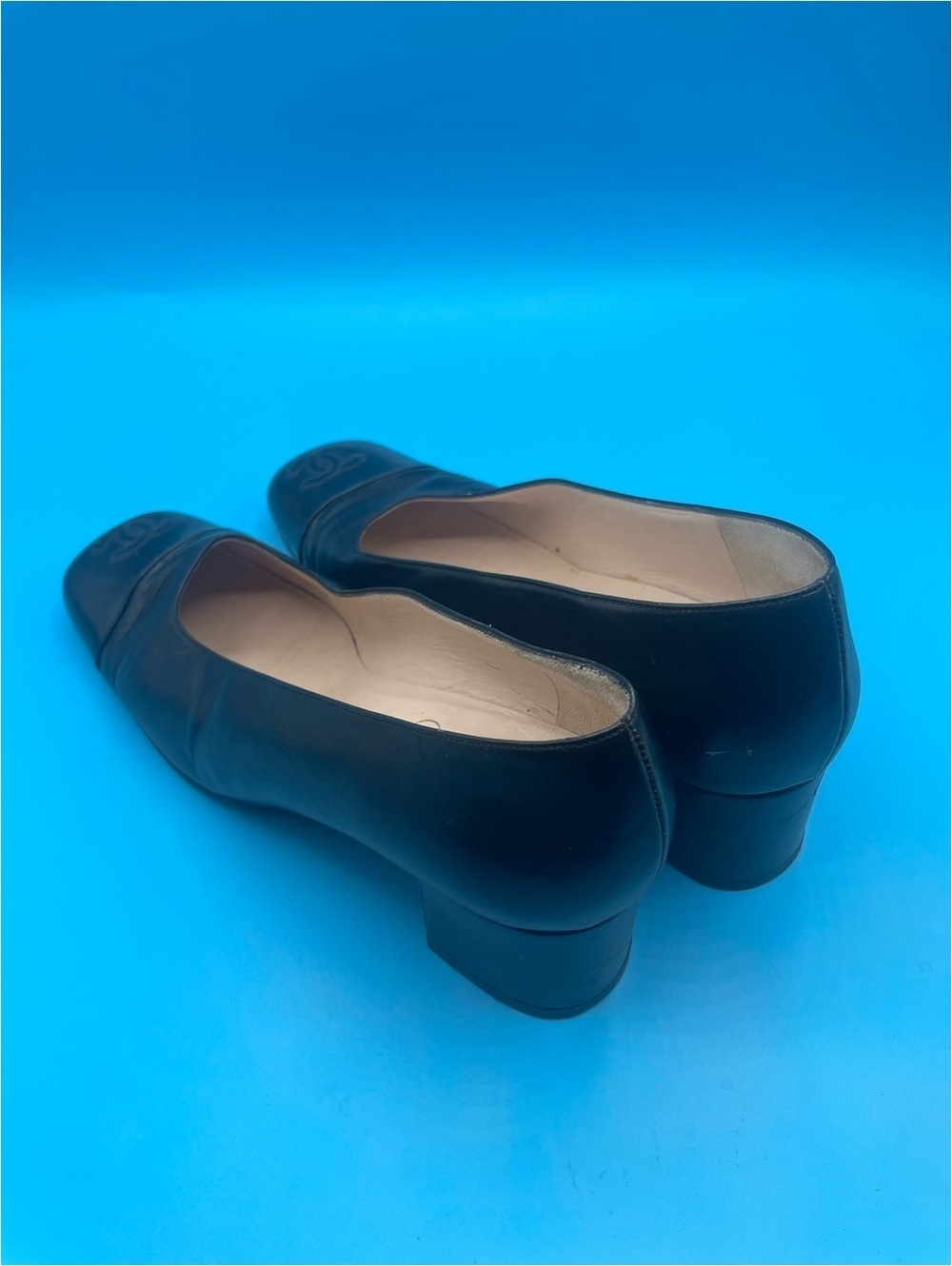 Vintage Chanel black leather pumps - Picture 3 of 4